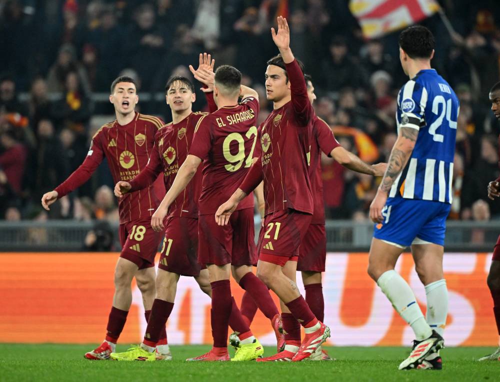 لاعبو روما يحتفلون