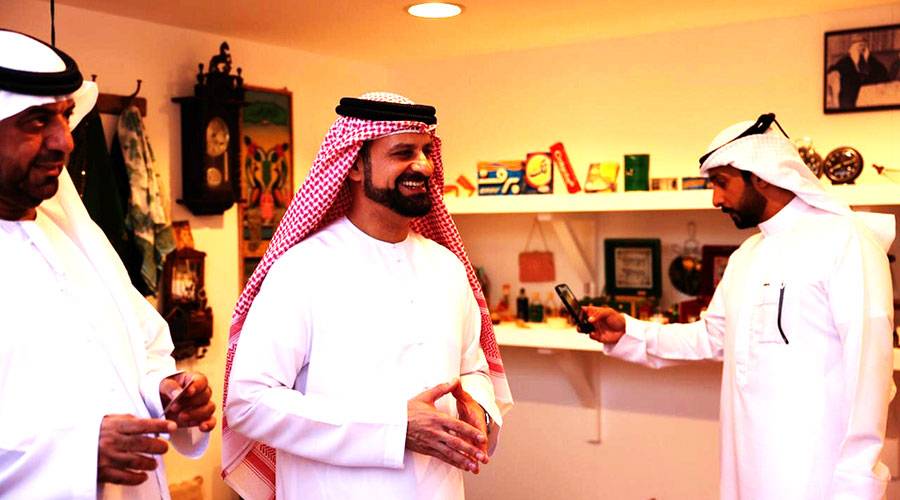 رئيس جمعية الإمارات للإبداع يزور بينالي الشارقة وأيام الشارقة التراثية