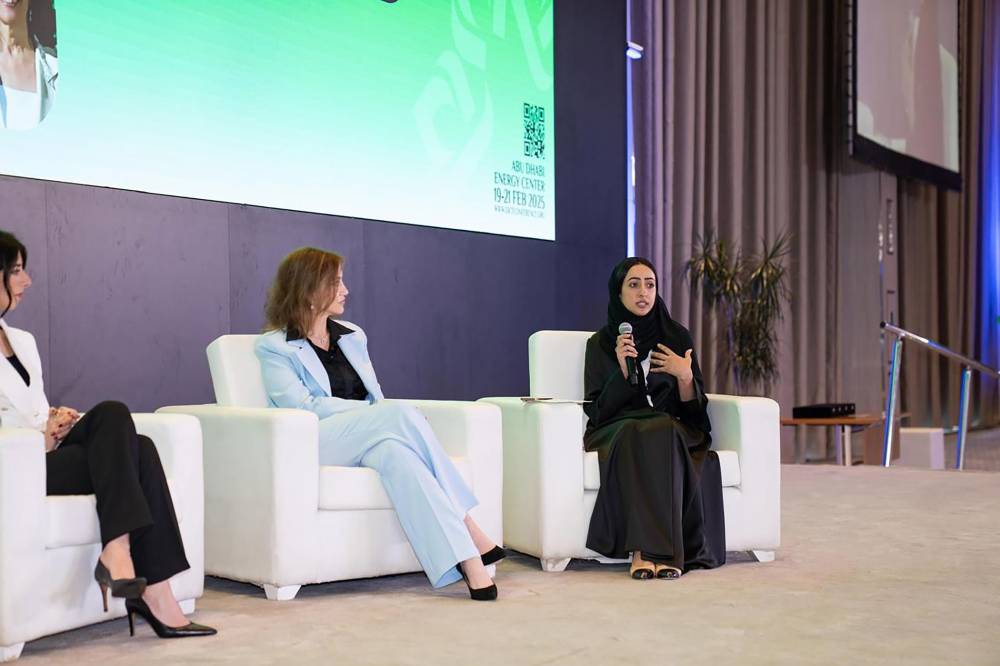 جلسة تناقش دور المرأة في تعزيز الحوار الحضاري