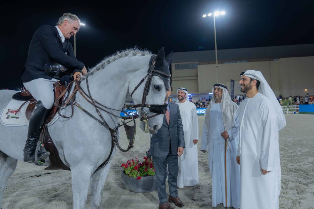 سلطان بن أحمد في حديث مع البطل