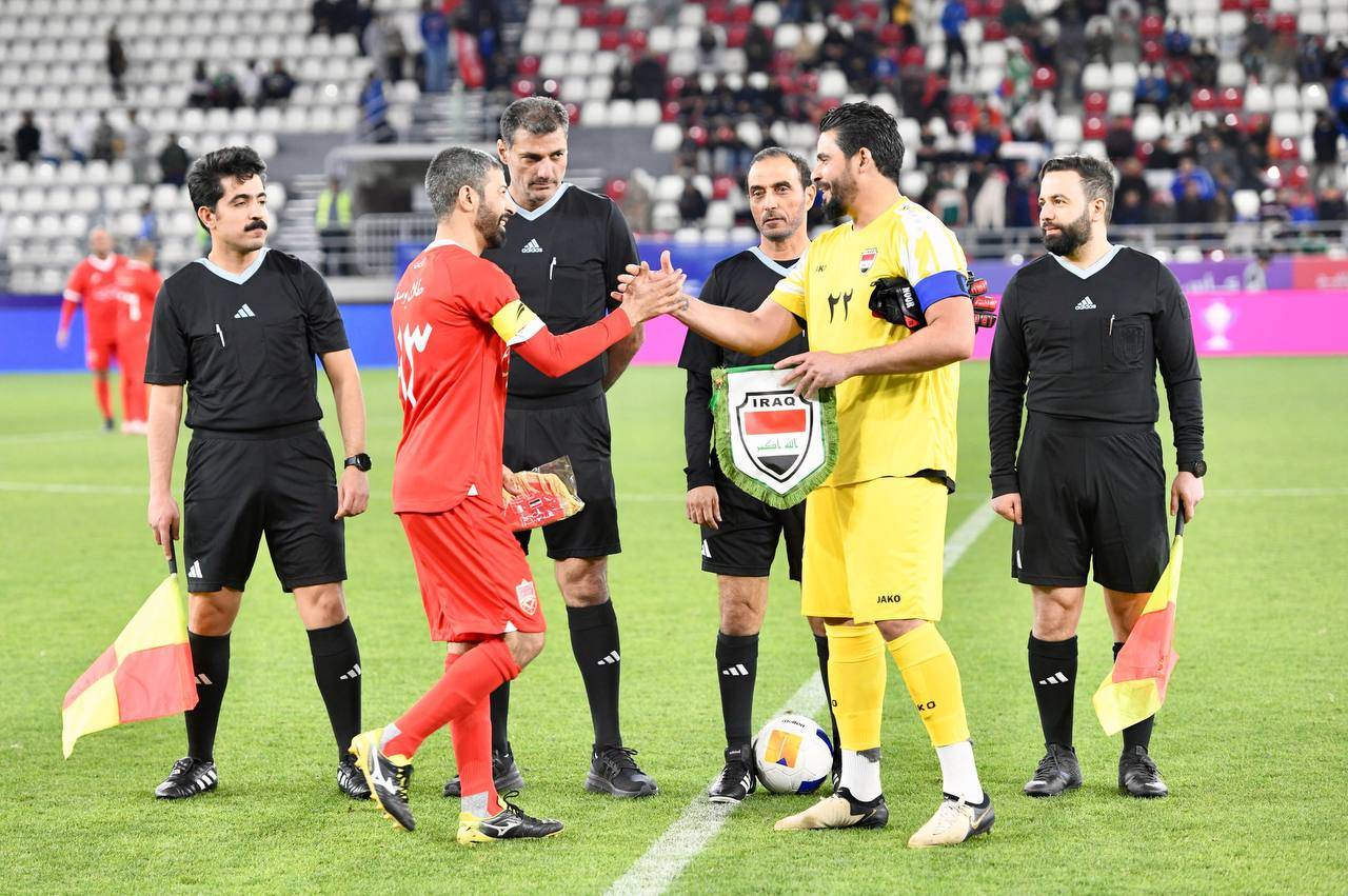 6- قائدا المنتخبين العراقي والبح	ريني مع الطاقم التحكيمي