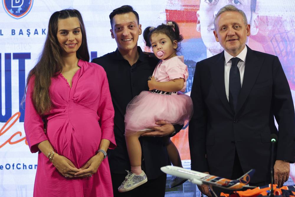 أوزيل مع زوجته أمينة وابنته