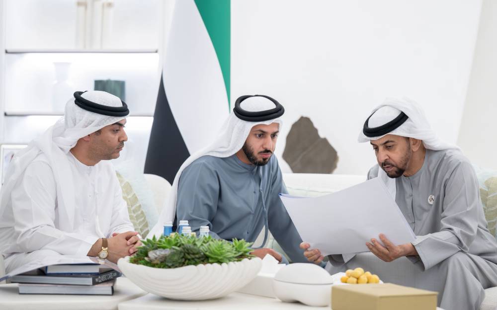 حمدان بن زايد يطلع على أنشطة وفعاليات جمعية الإمارات للخيول العربية بالظفرة