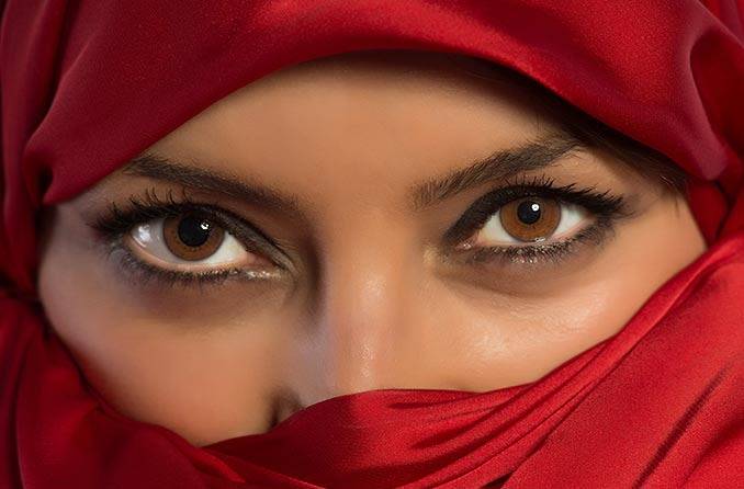 لماذا يضعف نظر النساء بعد الأربعين؟