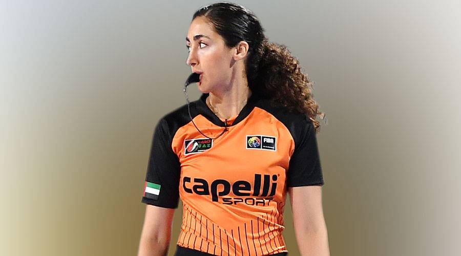 عاطفة خلال قيادتها مباراة في كرة السلة