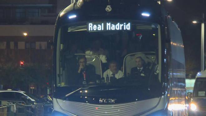 فيديو| «أوغاد» و«أضاعوا الدوري»..جماهير تهاجم حافلة ريال مدريد بعد الخسارة
