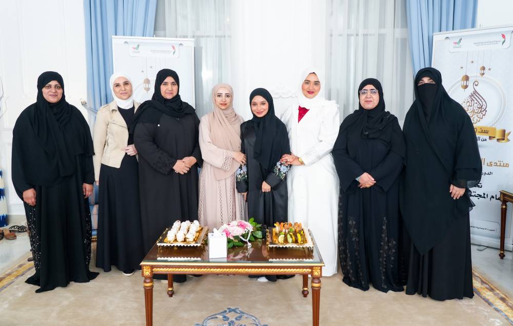 شيخة الكعبي وعائشة الظنحاني تتوسطان المشاركات 