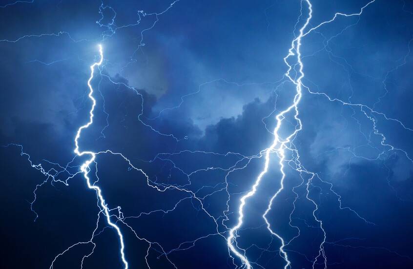 صاعقة برق تودي بحياة سيدة وتصيب أخرى في مصر