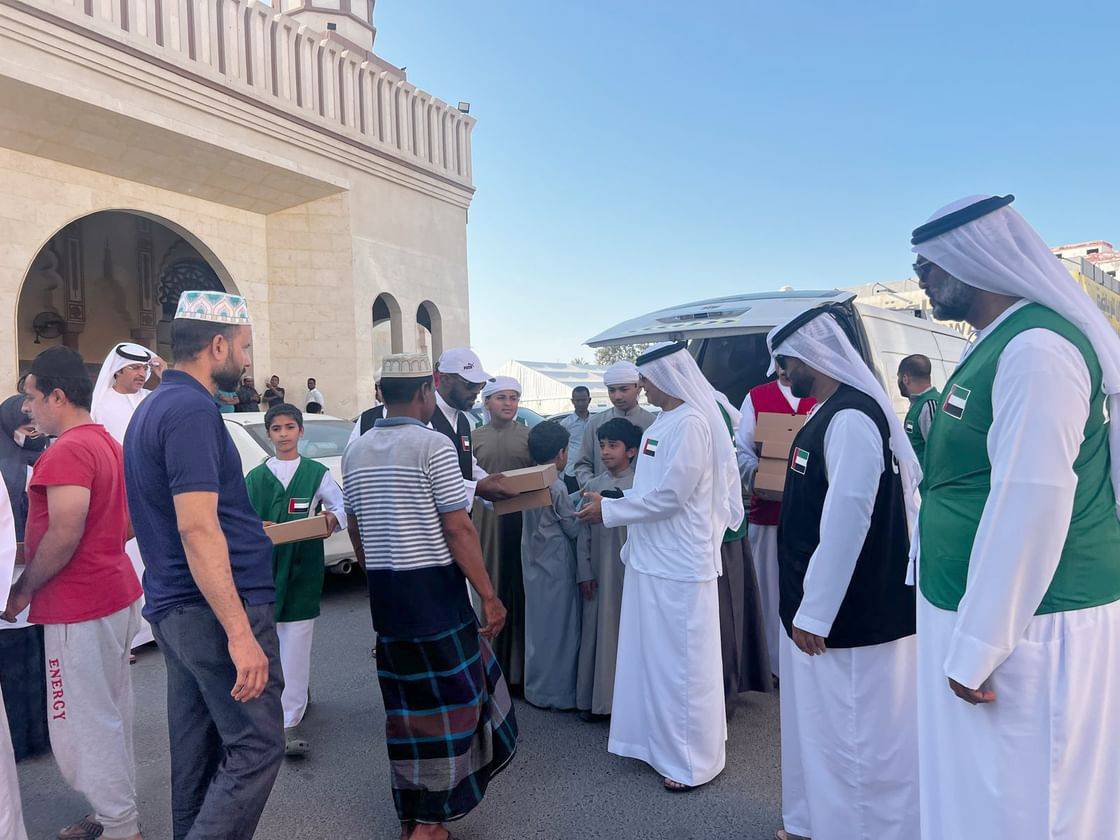 سالم بن سلطان يوزع وجبات الإفطار مع المتطوعين