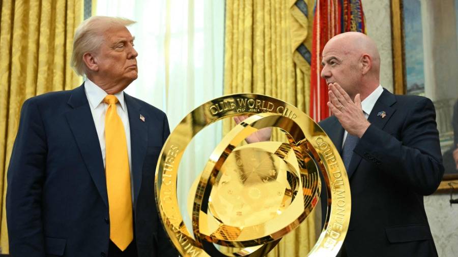 
رئيس فيفا يعرض كأس مونديال الأندية على الرئيس ترامب
