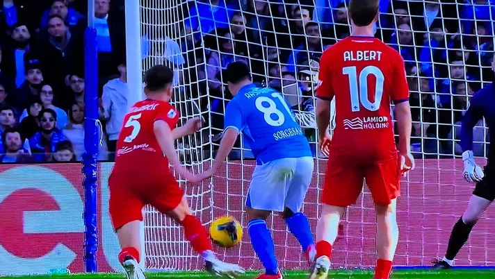 نابولي يعود إلى سكة الانتصارات أمام فيورنتينا ويواصل مطاردة إنتر