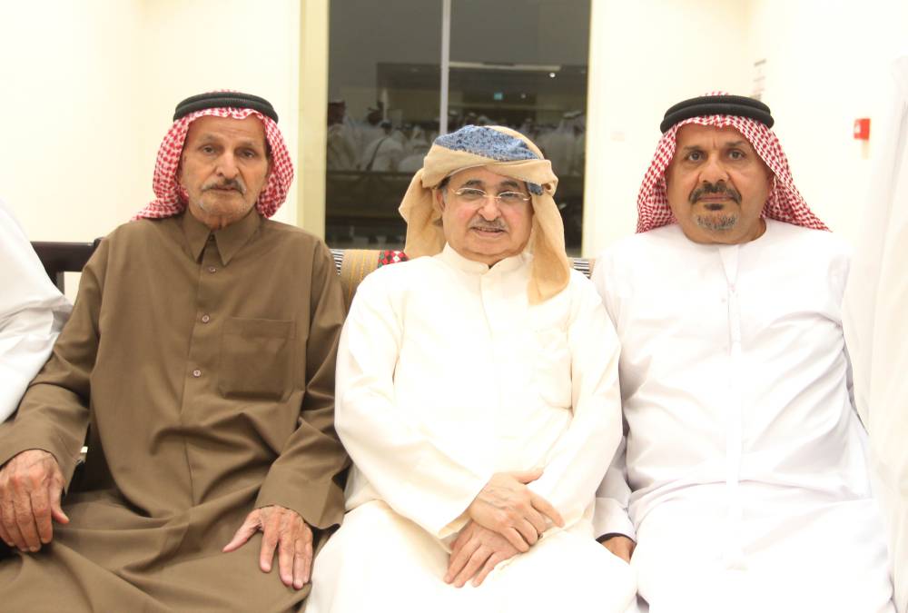 فيصل بن خالد والشيوخ يعزون بوفاة عمار الدوخي