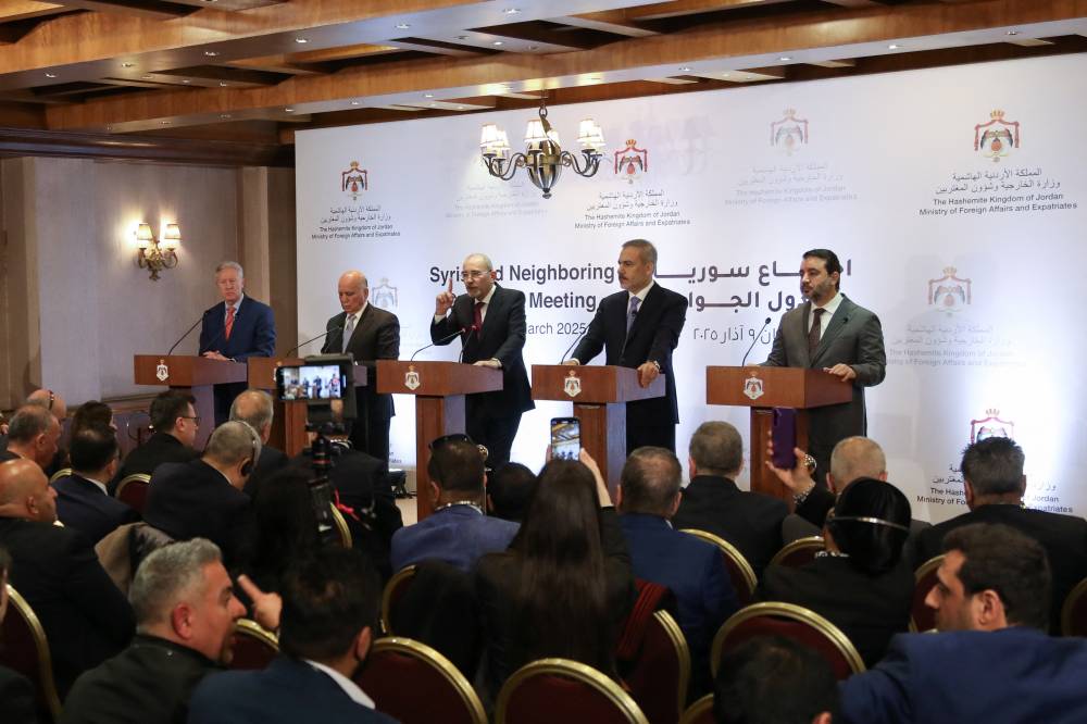 وزراء خارجية تركيا والأردن وسوريا ولبنان والعراق خلال مؤتمر صحفي في عمان(رويترز)