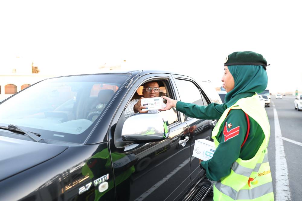 شرطة دبي توزع الطعام علي الصائمين