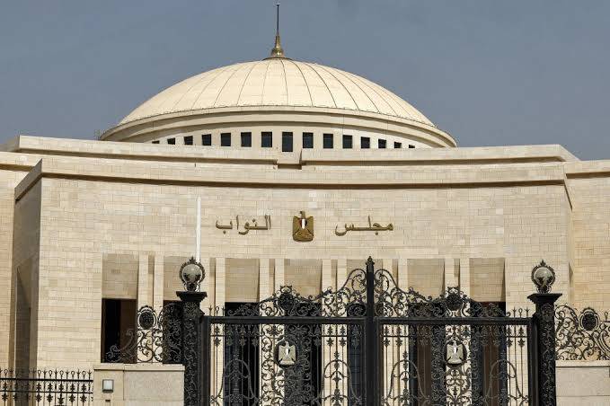 البرلمان المصري يقر استقطاع 50% من الأجر لنفقة الزوجة