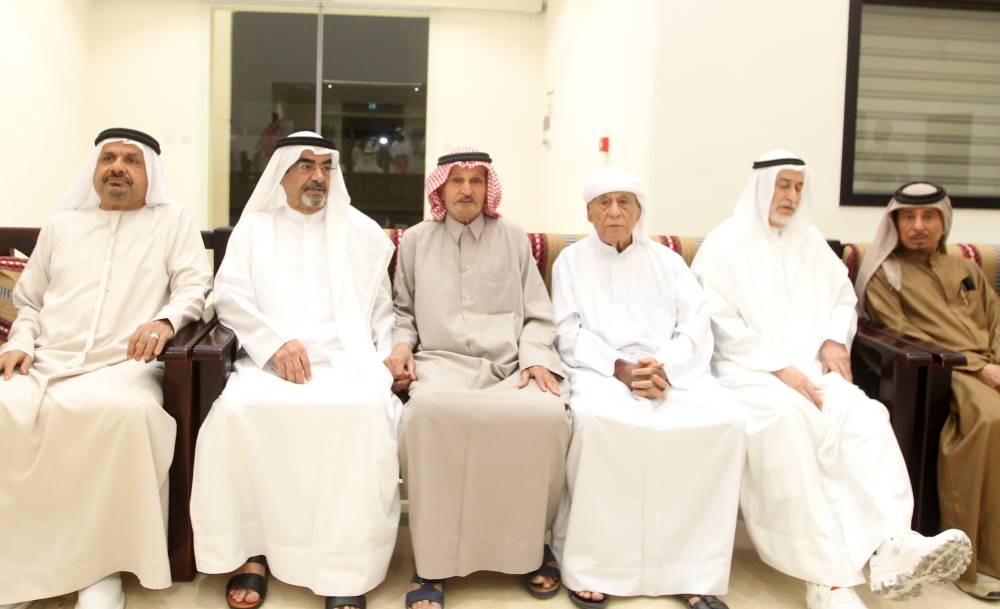 سعود بن خالد والشيوخ يعزون بوفاة عمار الدوخي