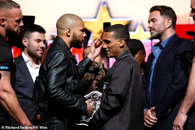 أوبانك (يسار) قبل لكمه كونور ببيضة 