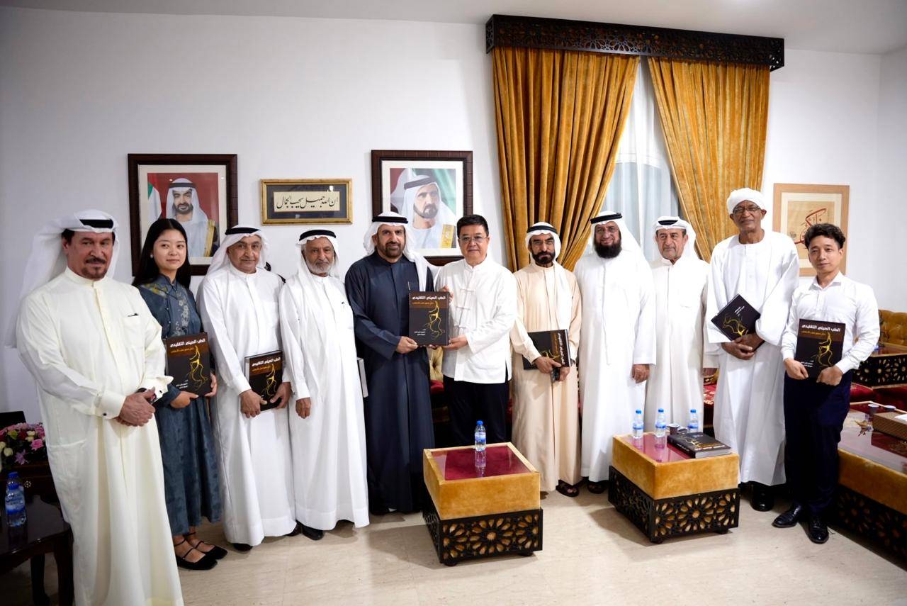 جمال بن حويرب والمشاركون في الأمسية 