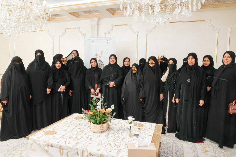 عائشة الظنحاني تتوسط المشاركات والحضور 