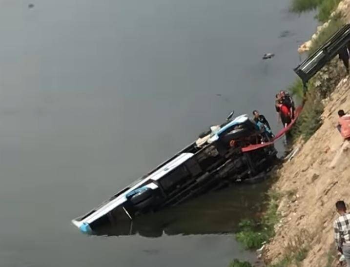 إصابة 12 شخصاً بعد سقوط حافلة في ترعة بمصر