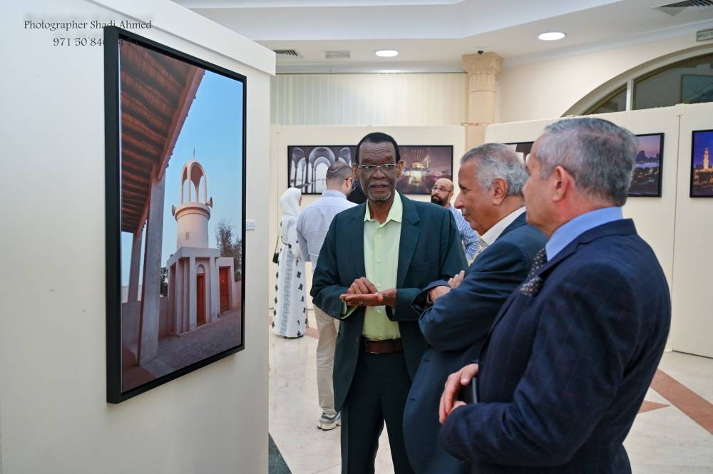 د. عمر عبد العزيز خلال افتتاح المعرض