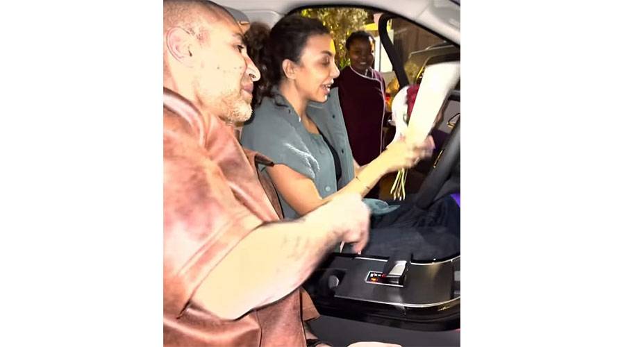 أحمد سعد يهدي زوجته سيارة فارهة