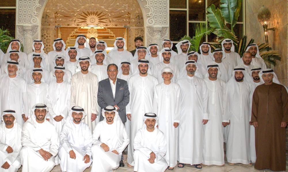 محمد بن سلطان في لقطة تذكارية مع الحضور