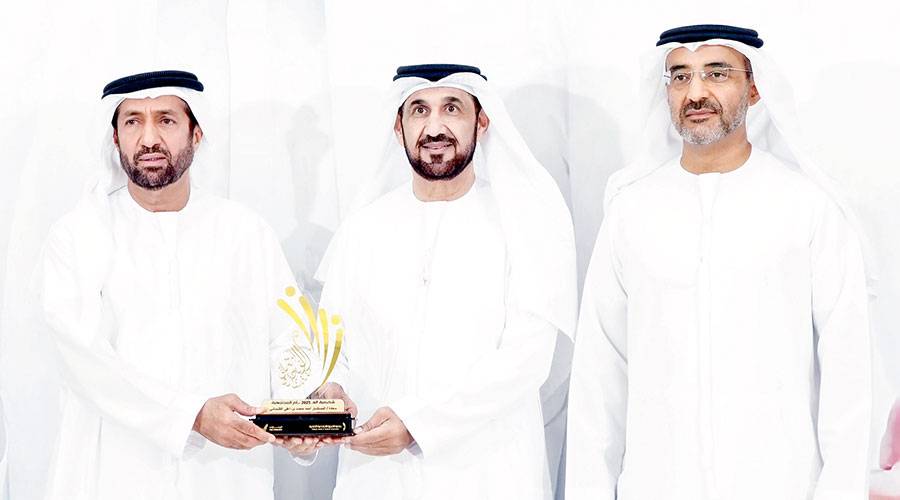 اليماحي والظنحاني يكرمان شخصية العام المجتمعية 