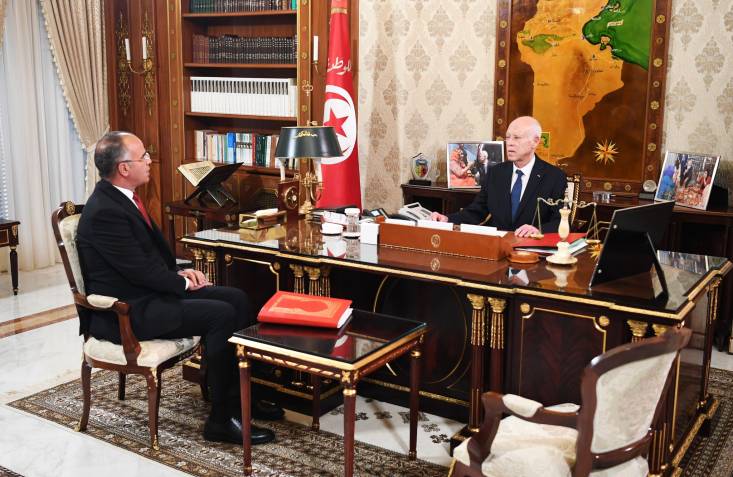 «سعيّد» يقيل رئيس الحكومة التونسية.. ويعين سارة الزنزري خلفاً له