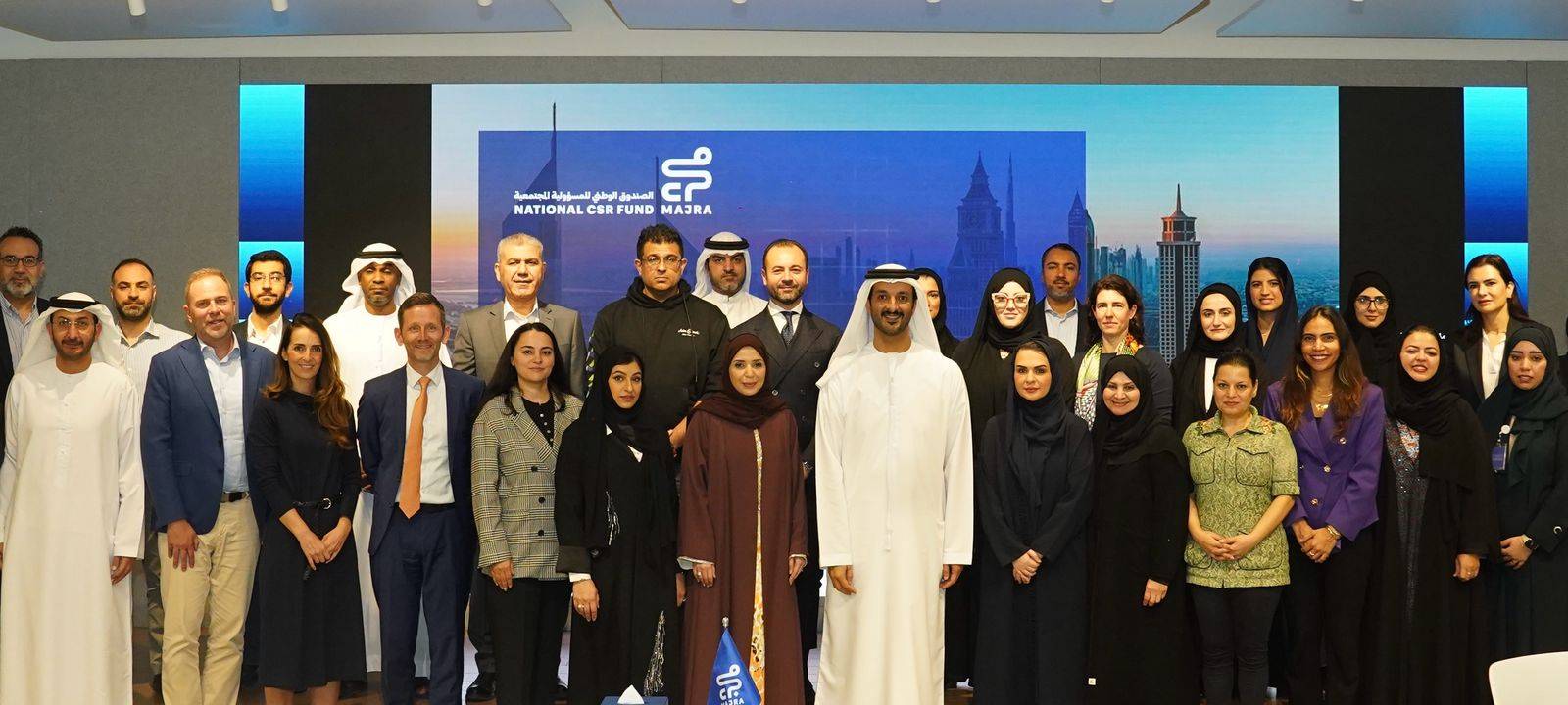 عبدالله بن طوق يتوسط المشاركين في الحدث