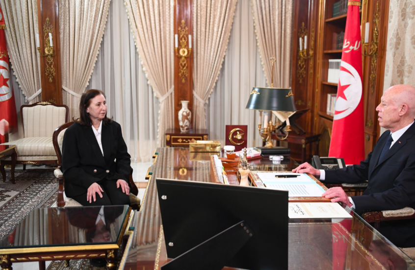 الرئيس قيس سعيّد ورئيسة الوزراء المكلفة سارة الزعفراني (أ.ف.ب)