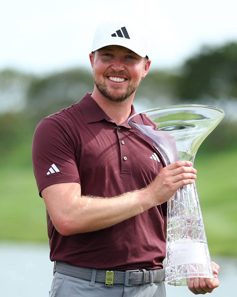 مانسيل يرفع كأس بطولة سنغافورة