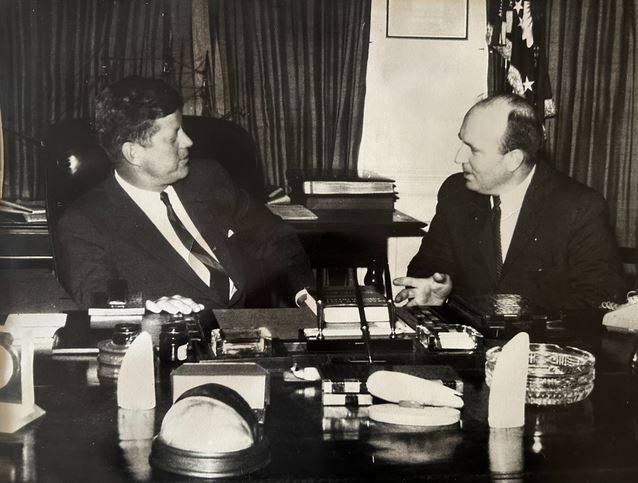 سميث وحفيد مولوتوف.. أمريكيون يتفاجأون بأدوار مخابراتية لأقاربهم من وثائق كينيدي