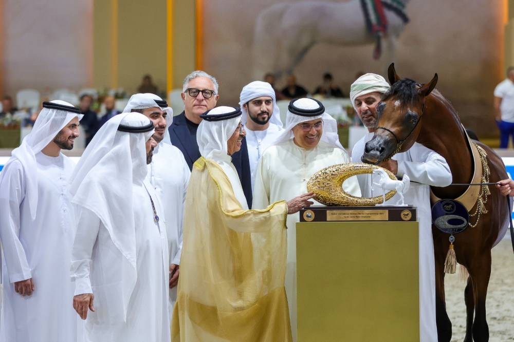 حشر آل مكتوم والمسؤولون خلال تتويج الفائزين