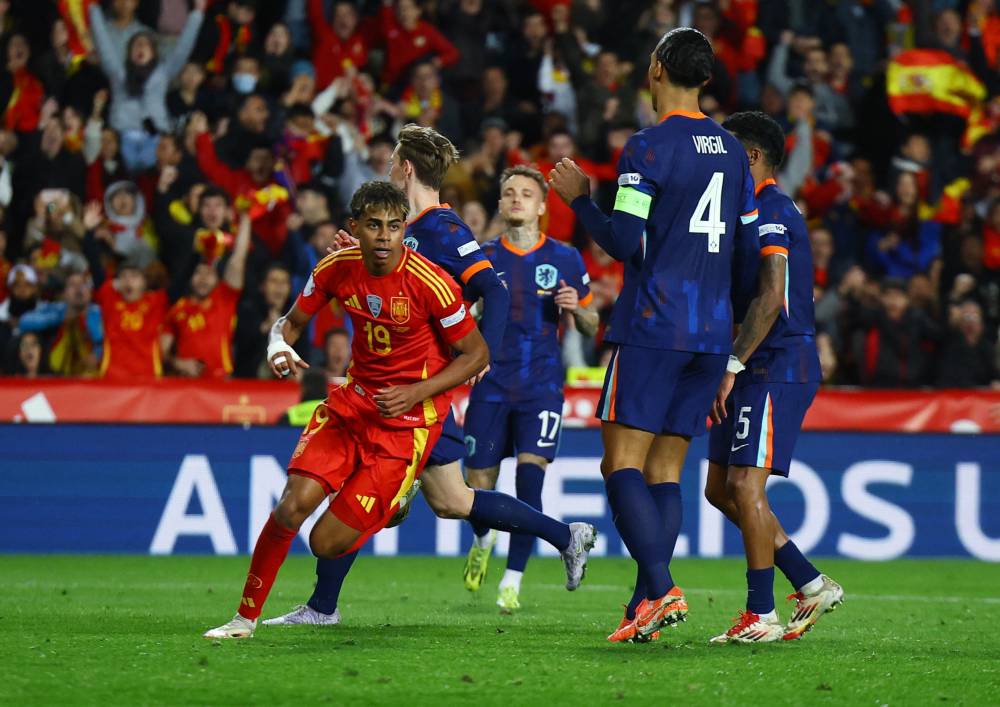 يامال يحتفل بهدفه