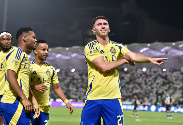 لابورت يحتفل بقميص النصر