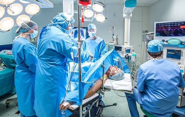 جراحون يجرون عملية جراحية