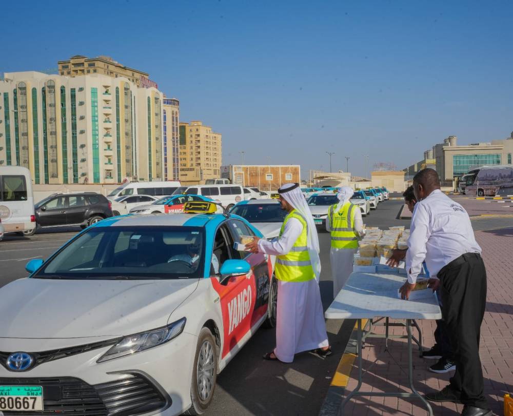 أجرة الشارقة توزع إفطاراً على السائقين