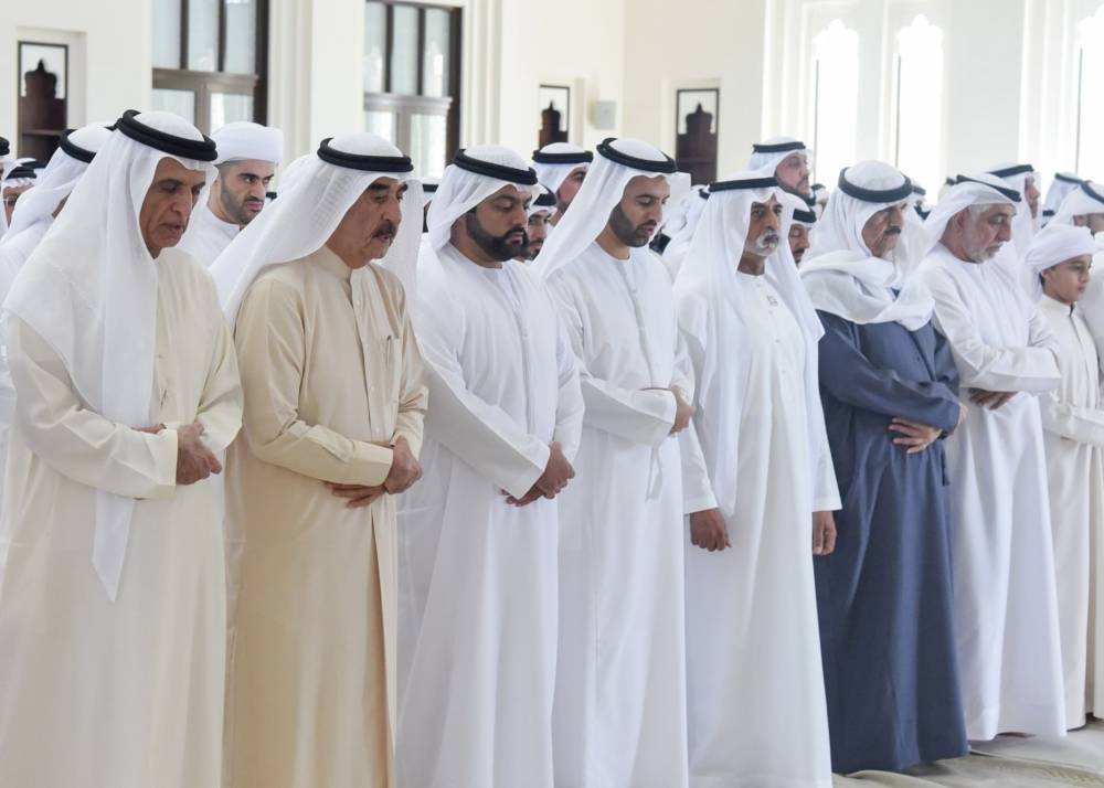 حاكما أم القيوين ورأس الخيمة يؤديان صلاة الجنازة على جثمان الشيخة حصة بنت حميد الشامسي