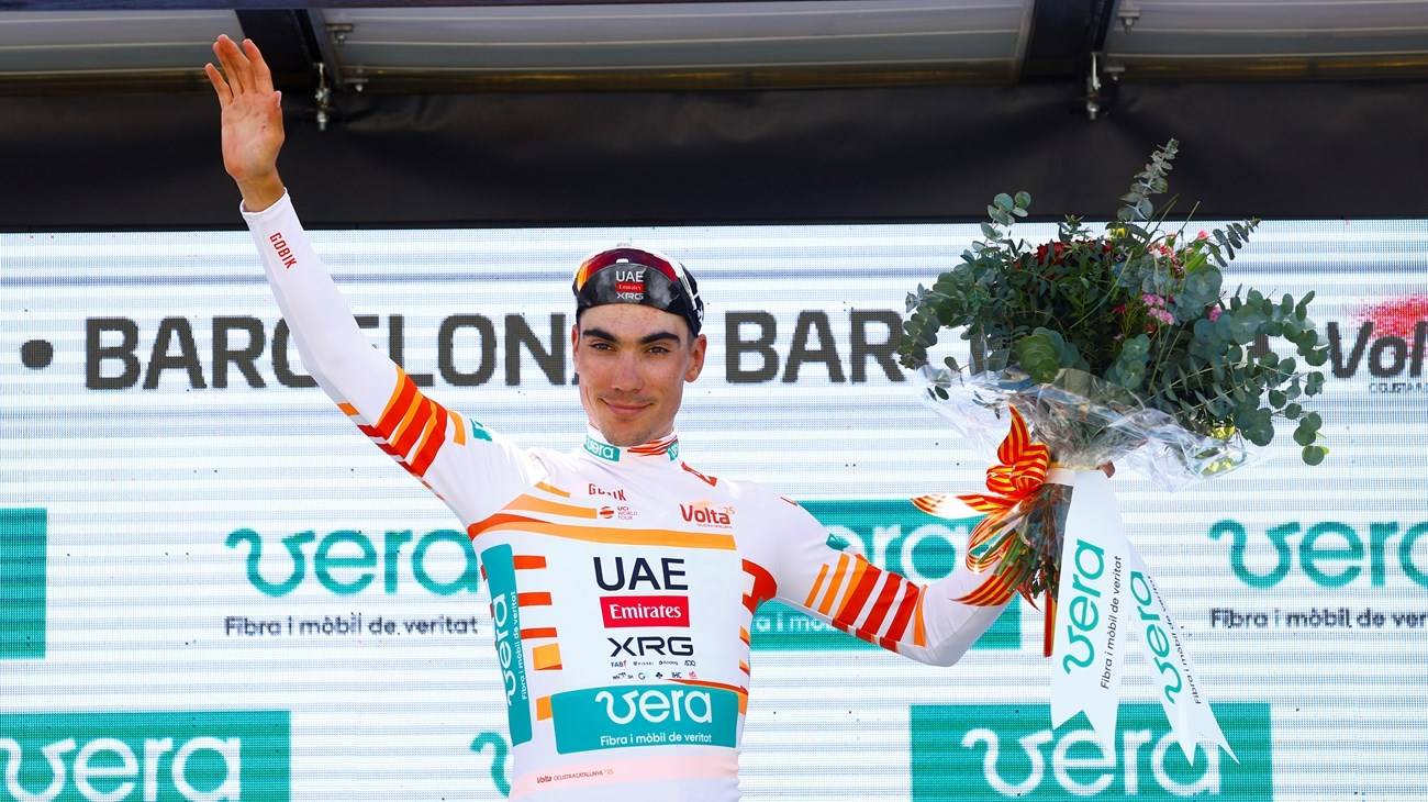 خوان أيوسو يحتفل على منصة التتويج