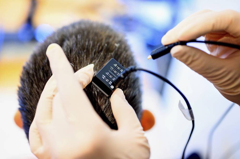 خلال إجراء التجارب على المريضة 
