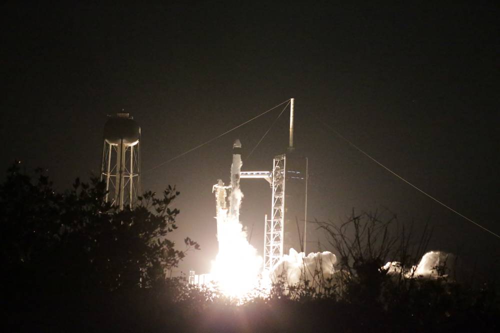 لحظة الإقلاع من القاعدة الصاروخية (رويترز)