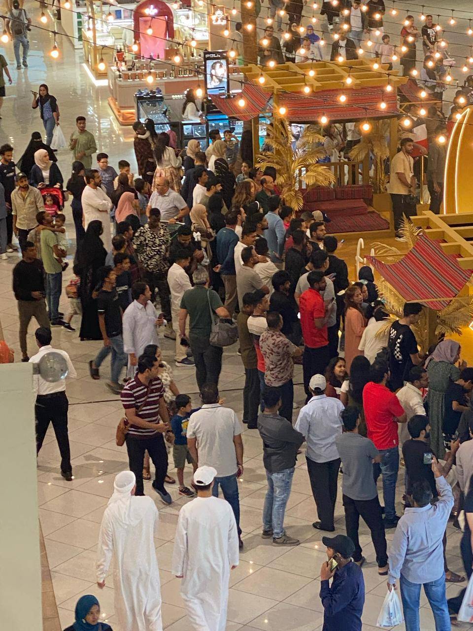 جانب من الإقبال على فعاليات مراكز التسوق (تصوير: محمد السماني) 