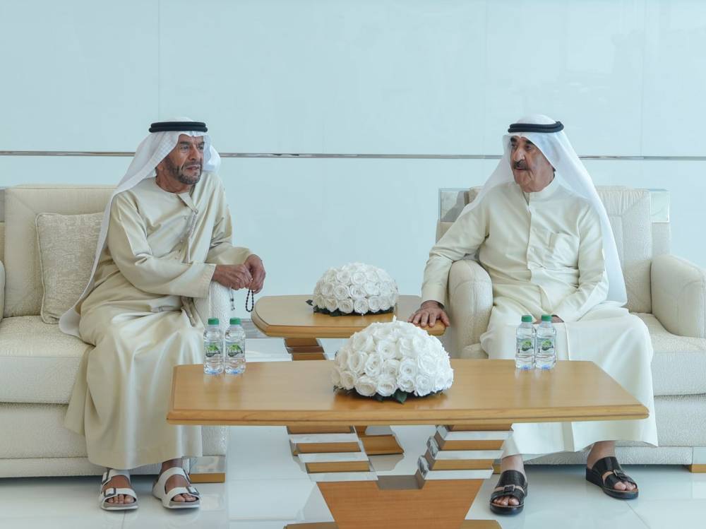 حاكم أم القيوين يتقبل تعازي سرور بن محمد في وفاة حصة بنت حميد الشامسي