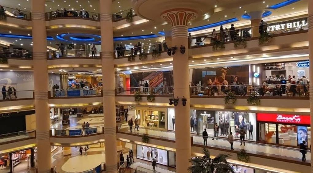 بحركة بهلوانية.. شاب يلقي بنفسه من الطابق الثامن في مول بمصر