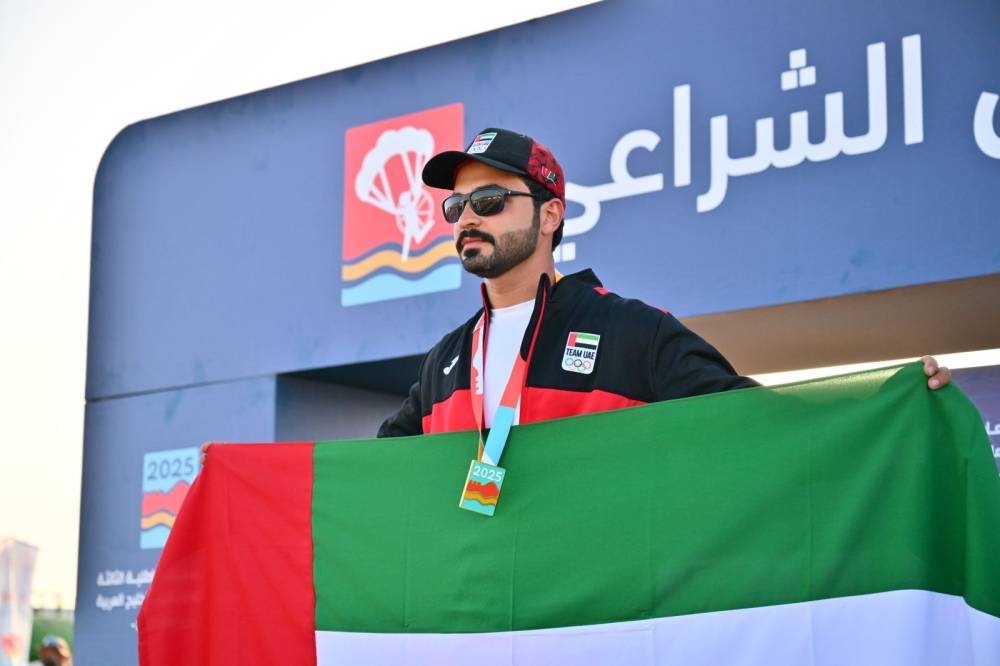 عبدالله الحمادي لاعب منتخب الطيران الشراعي يحتفل بالميدالية الذهبية