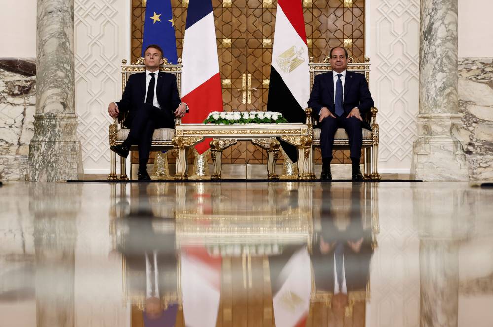 ماكرون: طائرتا رافال في طريقمها إلى مصر