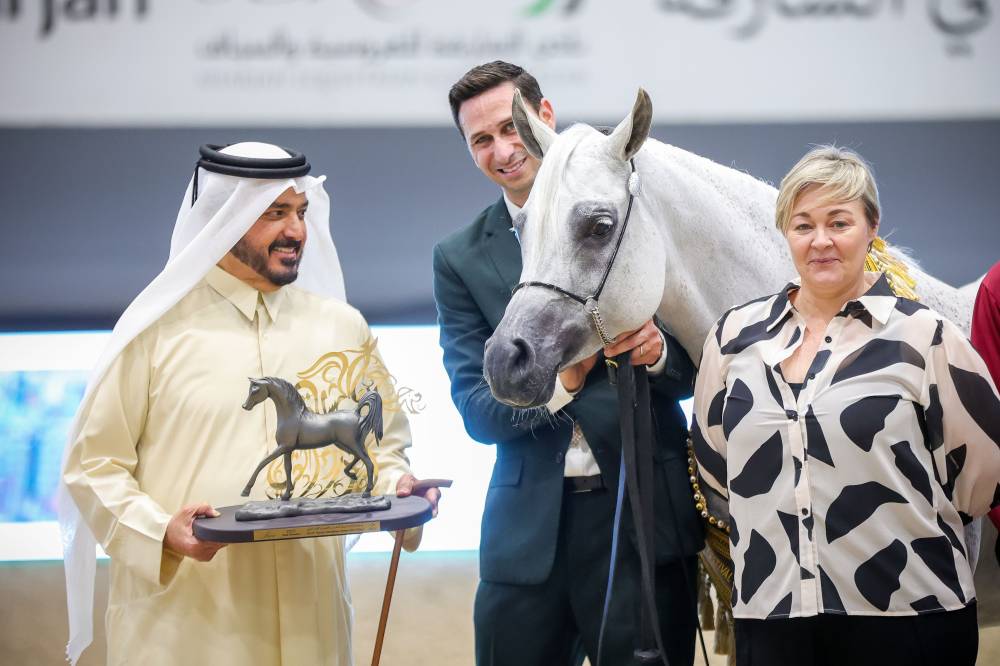 عبدالله آل ثاني يتسلم ذهبية «الايسميرة» في مهرجان الشارقة للجواد العربي 