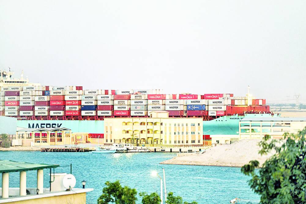 سفينة حاويات لميرسك تبحر عبر السويس (بلومبيرغ)