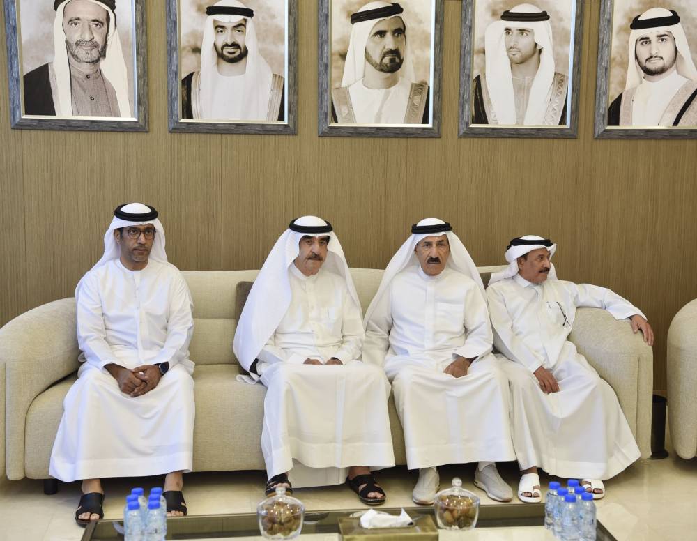 حاكم أم القيوين يعزي في وفاة راشد بن علي الشعفار